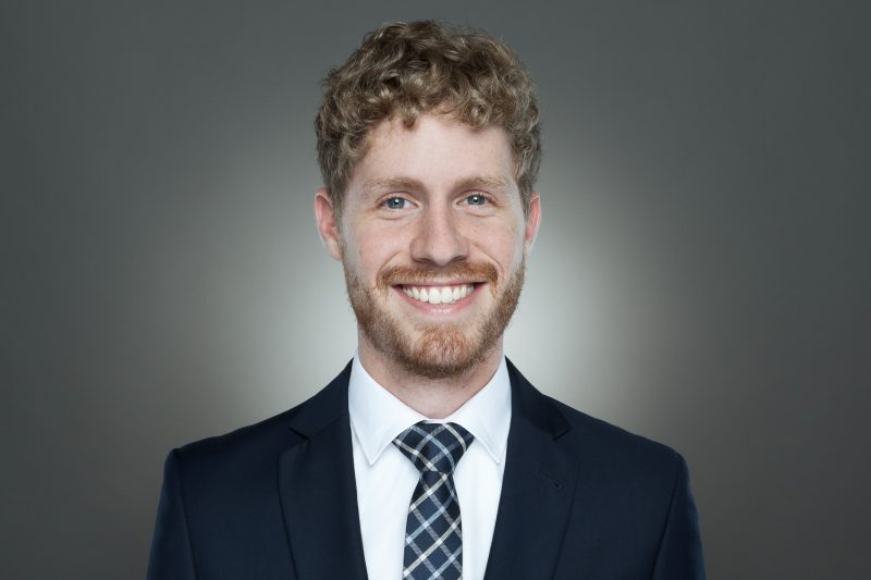 hochwertiges Bewerbungsbild eines Mannes in Anzug mit neutralem Hintergrund