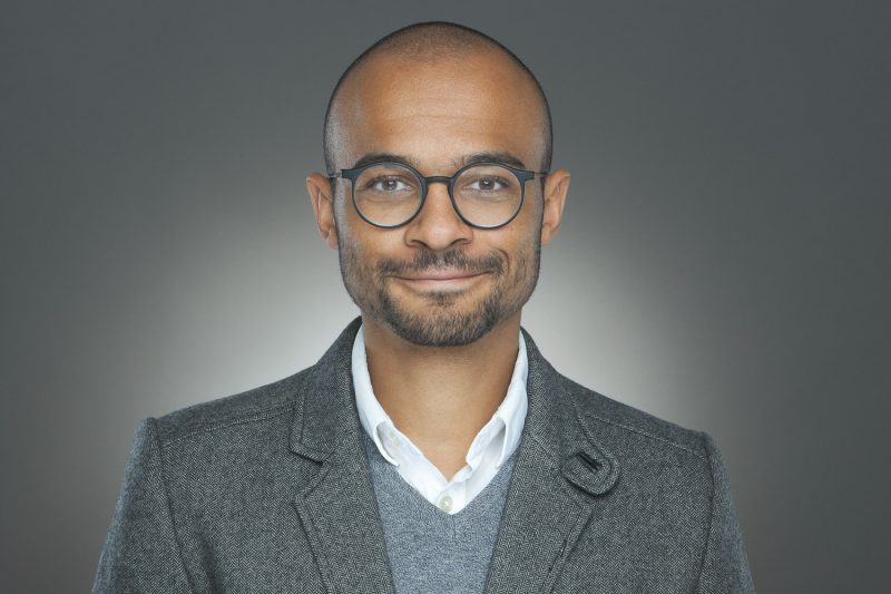 Bewerbungsfoto von einem lächelnden Mann in Anzug