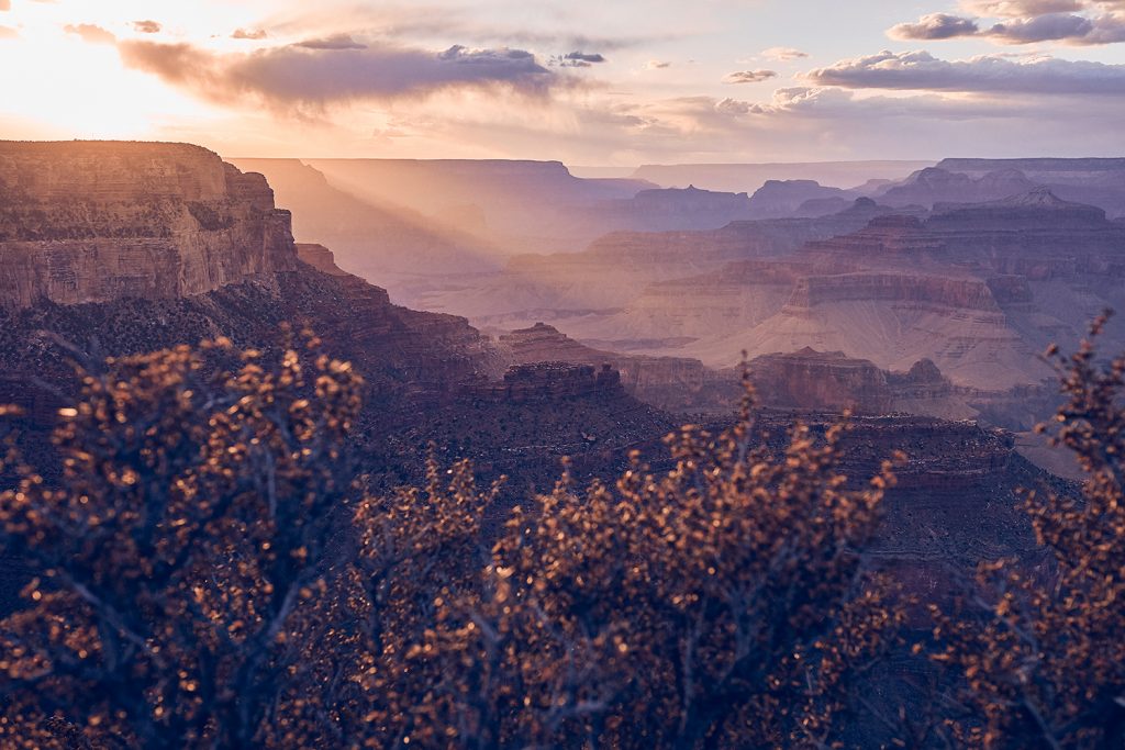 Licht in der Fotografie – die wichtigste Zutat für wirklich gute Bilder 8 Grand Canyon bei Sonnenuntergang – Panorama mit tiefen Schluchten, warmen Felsfarben und weitem Blick in die Landschaft.