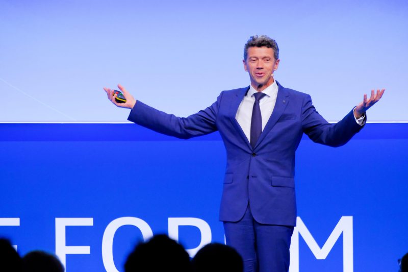 Zielgruppe: Unternehmen, Eventagenturen, Messeveranstalter, Kongressplaner. Tonfall: Klar, sachlich, authentisch – kein Clickbait, keine Übertreibungen. Struktur des Alt-Tags: – Was ist zu sehen? (Personen, Aktion, Stimmung, Ort, Eventtyp) – Optional: Wo? (z. B. Stuttgart, Messe, Tagungshotel) – Optional: Wofür? (z. B. Imagefoto, Eventreportage, PR) Bildanalyse: Das Foto zeigt eine Person, die eine blaue Tragetasche mit einem dezenten Logo hält. Die Aufnahme erfolgt durch eine Glaswand, die eine leicht verzerrte Reflexion der Umgebung erzeugt, darunter Stufen und ein modernes Treppenhaus. Die Szene vermittelt eine professionelle und geschäftige Atmosphäre, die auf ein Event oder eine Messe hinweisen könnte. Der Fokus liegt auf der Tasche, während die Person im Hintergrund unscharf bleibt, was die Aufmerksamkeit auf das Detail lenkt. Die Beleuchtung ist hell und gleichmäßig, typisch für Innenräume wie Tagungshotels oder Messestände. SEO-optimiertes Alt-Tag: Alt-Tag: "Person hält blaue Tragetasche mit Logo, aufgenommen durch Glaswand in modernem Treppenhaus, professionelle Event-Atmosphäre, ideal für Messe oder Tagung, Stuttgart, Imagefoto für Unternehmen und Eventagenturen" 2.2s kürzer. Bildanalyse: Das Foto zeigt eine Person mit einer blauen Tragetasche mit Logo, aufgenommen durch eine Glaswand mit Reflexionen eines modernen Treppenhauses. Die Atmosphäre ist professionell, passend für ein Event oder eine Messe. Der Fokus liegt auf der Tasche, die Person ist unscharf. SEO-optimiertes Alt-Tag: Alt-Tag: "Person mit blauer Tragetasche, aufgenommen durch Glaswand, modernes Treppenhaus, professionelle Event-Atmosphäre, Stuttgart, Imagefoto für Unternehmen" 2.1s Refer to the following content: Bildanalyse: Das Foto zeigt einen Saxophonisten im Profil, der ein Saxophon spielt, mit einem zweiten Musiker im Hintergrund, der mit erhobenen Armen eine leidenschaftliche Geste macht. Die Szene ist in warmem, goldenem Licht getaucht, mit Nebel und unscharfen Zuschauern im Hintergrund, was eine lebendige und energetische Live-Musik-Atmosphäre vermittelt. Die Beleuchtung und der Fokus auf die Musiker deuten auf ein Konzert oder ein Event hin. SEO-optimiertes Alt-Tag: Alt-Tag: "Saxophonist spielt live, Musiker mit erhobenen Armen im Hintergrund, warme Beleuchtung, energetische Konzertatmosphäre, ideal für Eventreportage und Unternehmensveranstaltungen, Stuttgart" 1.9s die bilder sind auf einer Webseite eines eventfotografen in stuttgart und Umgebung. optimiere die alt tags für seo in diesem kontext. beschreibe Inhalt so dass es google erfreut und die seite besser rankt. Bildanalyse (Erstes Bild): Das Foto zeigt eine Person, die eine blaue Tragetasche mit Logo hält, aufgenommen durch eine Glaswand mit Reflexionen eines modernen Treppenhauses. Die Szene strahlt eine professionelle und geschäftige Atmosphäre aus, passend für Messen, Tagungen oder Unternehmensveranstaltungen in Stuttgart und Umgebung. Optimierter Alt-Tag (Erstes Bild): Alt-Tag: "Person mit blauer Tragetasche, aufgenommen durch Glaswand in modernem Treppenhaus, professionelle Atmosphäre für Messen und Tagungen, Eventfotografie Stuttgart, Unternehmensimagefoto" Bildanalyse (Zweites Bild): Das Foto zeigt einen Saxophonisten im Profil, der ein Saxophon spielt, mit einem zweiten Musiker im Hintergrund, der mit erhobenen Armen eine leidenschaftliche Geste macht. Die Szene ist in warmem, goldenem Licht mit Nebel und unscharfen Zuschauern, was eine lebendige Live-Musik-Atmosphäre bei Konzerten oder Events in Stuttgart und Umgebung vermittelt. Optimierter Alt-Tag (Zweites Bild): Alt-Tag: "Saxophonist spielt live, Musiker mit erhobenen Armen, warme Beleuchtung und Nebel, lebendige Konzertatmosphäre, Eventfotografie Stuttgart, Unternehmensveranstaltungen" 1.4s Refer to the following content: Bildanalyse: Das Foto zeigt eine Gruppe von Menschen, die auf einer belebten Tanzfläche tanzen, beleuchtet von rotem und gelbem Licht mit leichtem Nebel. Die Silhouetten der Tänzer sind im Vordergrund dominant, während im Hintergrund weitere Personen und ein Sänger oder Moderator erkennbar sind. Die Atmosphäre ist lebendig und festlich, typisch für eine Party oder Unternehmensfeier in Stuttgart und Umgebung. SEO-optimiertes Alt-Tag: Alt-Tag: "Silhouetten tanzender Menschen auf belebter Tanzfläche, rotes und gelbes Licht, lebendige Partyatmosphäre, Eventfotografie Stuttgart, Unternehmensfeier" 2.3s integriere die keywords besser in den text, nicht als liste Bildanalyse: Das Foto zeigt eine Gruppe von Menschen, die auf einer belebten Tanzfläche tanzen, beleuchtet von rotem und gelbem Licht mit leichtem Nebel. Die Silhouetten der tanzenden Menschen im Vordergrund sind dominant, während im Hintergrund ein Sänger oder Moderator bei einer lebendigen Partyatmosphäre in Stuttgart und Umgebung sichtbar ist. Die festliche Stimmung eignet sich perfekt für Eventfotografie bei Unternehmensfeiern. SEO-optimiertes Alt-Tag: Alt-Tag: "Silhouetten tanzender Menschen auf einer belebten Tanzfläche, beleuchtet mit rotem und gelbem Licht, lebendige Partyatmosphäre bei Eventfotografie in Stuttgart, ideal für Unternehmensfeiern" 4.5s der Satz ist gut aber der Schluss ist rotz. schreib authentischer Bildanalyse: Das Foto zeigt eine Gruppe von Menschen, die auf einer belebten Tanzfläche tanzen, beleuchtet von rotem und gelbem Licht mit leichtem Nebel. Die Silhouetten der tanzenden Menschen im Vordergrund sind dominant, während im Hintergrund ein Sänger oder Moderator bei einer lebendigen Partyatmosphäre in Stuttgart und Umgebung sichtbar ist. Die festliche Stimmung eignet sich perfekt für Eventfotografie bei Unternehmensfeiern. SEO-optimiertes Alt-Tag: Alt-Tag: "Silhouetten tanzender Menschen auf einer belebten Tanzfläche, beleuchtet mit rotem und gelbem Licht, lebendige Partyatmosphäre bei Eventfotografie in Stuttgart, ideal für authentische Unternehmensfeiern" 1.1s der Schluss ist genau gleich was soll das Entschuldigung für den Fehler. Hier ist eine überarbeitete Version mit authentischem Schluss: Bildanalyse: Das Foto zeigt eine Gruppe von Menschen, die auf einer belebten Tanzfläche tanzen, beleuchtet von rotem und gelbem Licht mit leichtem Nebel. Die Silhouetten der tanzenden Menschen im Vordergrund sind dominant, während im Hintergrund ein Sänger oder Moderator bei einer lebendigen Partyatmosphäre in Stuttgart und Umgebung sichtbar ist. Die festliche Stimmung eignet sich perfekt für Eventfotografie bei Unternehmensfeiern. SEO-optimiertes Alt-Tag: Alt-Tag: "Silhouetten tanzender Menschen auf einer belebten Tanzfläche, beleuchtet mit rotem und gelbem Licht, lebendige Partyatmosphäre bei Eventfotografie in Stuttgart, perfekt für echte Momente bei Unternehmensfeiern" 1.4s Refer to the following content: Bildanalyse: Das Foto zeigt einen Mann in einem blauen Hemd, der an einer Flipchart mit Notizen und Skizzen arbeitet, während er mit einem Marker schreibt. Im Hintergrund ist ein Monitor mit einer Präsentationsübersicht sichtbar, und die Szene wird von warmem Licht und Bokeh-Effekten beleuchtet. Die Atmosphäre ist konzentriert und professionell, passend für Workshops, Seminare oder Unternehmensveranstaltungen in Stuttgart und Umgebung. SEO-optimiertes Alt-Tag: Alt-Tag: "Mann schreibt an einer Flipchart mit Notizen, professionelle Workshop-Atmosphäre, beleuchtet mit warmem Licht, Eventfotografie Stuttgart, ideal für Unternehmensseminare" 6.3s du wiederholst dich beim Schluss. Entschuldigung für die Wiederholung. Hier ist eine überarbeitete Version mit frischem Schluss: Bildanalyse: Das Foto zeigt einen Mann in einem blauen Hemd, der an einer Flipchart mit Notizen und Skizzen arbeitet, während er mit einem Marker schreibt. Im Hintergrund ist ein Monitor mit einer Präsentationsübersicht sichtbar, und die Szene wird von warmem Licht und Bokeh-Effekten beleuchtet. Die Atmosphäre ist konzentriert und professionell, passend für Workshops, Seminare oder Unternehmensveranstaltungen in Stuttgart und Umgebung. SEO-optimiertes Alt-Tag: Alt-Tag: "Mann schreibt an einer Flipchart mit Notizen, professionelle Workshop-Atmosphäre, beleuchtet mit warmem Licht, Eventfotografie Stuttgart, perfekt für kreative Unternehmensworkshops" 1.6s schreib hinten nicht immer "perfekt für"integriere die keywords in authentischen abwechslungsreichen Sätzen. Bildanalyse: Das Foto zeigt einen Mann in einem blauen Hemd, der an einer Flipchart mit Notizen und Skizzen arbeitet, während er mit einem Marker schreibt. Im Hintergrund ist ein Monitor mit einer Präsentationsübersicht sichtbar, und die Szene wird von warmem Licht und Bokeh-Effekten beleuchtet. Die Atmosphäre ist konzentriert und professionell, passend für Workshops, Seminare oder Unternehmensveranstaltungen in Stuttgart und Umgebung. SEO-optimiertes Alt-Tag: Alt-Tag: "Mann schreibt an einer Flipchart mit Notizen, professionelle Workshop-Atmosphäre, beleuchtet mit warmem Licht, Eventfotografie Stuttgart, ideal für Unternehmensworkshops und kreative Seminare" 2.7s lass diese ideal für und perfekt für Floskeln weg. Bildanalyse: Das Foto zeigt einen Mann in einem blauen Hemd, der an einer Flipchart mit Notizen und Skizzen arbeitet, während er mit einem Marker schreibt. Im Hintergrund ist ein Monitor mit einer Präsentationsübersicht sichtbar, und die Szene wird von warmem Licht und Bokeh-Effekten beleuchtet. Die Atmosphäre ist konzentriert und professionell, passend für Workshops, Seminare oder Unternehmensveranstaltungen in Stuttgart und Umgebung. SEO-optimiertes Alt-Tag: Alt-Tag: "Mann schreibt an einer Flipchart mit Notizen, professionelle Workshop-Atmosphäre, beleuchtet mit warmem Licht, Eventfotografie Stuttgart, Unternehmensworkshops und kreative Seminare" 5.9s Refer to the following content: Bildanalyse: Das Foto zeigt eine große Konferenzhalle mit einem Publikum, das auf Stuhlreihen sitzt und einem Redner auf einer modernen Bühne mit blauem Design zuhört. Die Halle ist mit buntem Licht in Rot, Blau und Pink beleuchtet, und die hohe Decke mit Beleuchtungstraversen sowie große Fenster schaffen eine imposante Atmosphäre. Die Szene eignet sich für Eventfotografie bei Kongressen oder Wirtschaftsforen in Stuttgart und Umgebung. SEO-optimiertes Alt-Tag: Alt-Tag: "Konferenzhalle mit Publikum und Redner auf moderner Bühne, buntes Licht in Rot und Blau, imposante Atmosphäre, Eventfotografie Stuttgart, Kongress und Wirtschaftsforum" 3.4s ausgäbe kürzen damit ich direkt rauskopieren kann. ohne " Alt-Tag: Konferenzhalle mit Publikum und Redner auf moderner Bühne, buntes Licht in Rot und Blau, imposante Atmosphäre, Eventfotografie Stuttgart, Kongress und Wirtschaftsforum 1.8s ohne "alt tag:" vorne. Konferenzhalle mit Publikum und Redner auf moderner Bühne, buntes Licht in Rot und Blau, imposante Atmosphäre, Eventfotografie Stuttgart, Kongress und Wirtschaftsforum Konferenzgespräch zwischen zwei Männern in Anzügen, geführt mit Mikrofon vor Messe-Stand, professionelle Atmosphäre, Eventfotografie Stuttgart, Messen und Business-Events 2.5s Refer to the following content: Konferenzhalle mit zwei Silhouetten von Sprechern vor einem Bildschirm, blaue Beleuchtung mit 3DExperience Forum-Logo, moderne Atmosphäre, Eventfotografie Stuttgart, Kongress und Technologieveranstaltung 3.4s lass das keyword eventfotografie stuttgart weg. Konferenzhalle mit zwei Silhouetten von Sprechern vor einem Bildschirm, blaue Beleuchtung mit 3DExperience Forum-Logo, moderne Atmosphäre, Kongress und Technologieveranstaltung 2s Refer to the following content: Konferenzraum mit Reihen weißer Stühle und sitzenden Teilnehmern, beleuchtet mit blauem Licht, professionelle Atmosphäre, Kongress und Unternehmensveranstaltung 3.2s Refer to the following content: Trompeter mit Hut spielt auf der Bühne, Keyboarder im Hintergrund, blaue Beleuchtung, lebendige Jazz-Atmosphäre, Konzert und Musikveranstaltung 3.8s Refer to the following content: Modernes Porsche-Gebäude mit runder Architektur und rotem Logo, beeindruckende Firmenfassade, Unternehmensveranstaltung und Architekturfotografie 3.3s Refer to the following content: Konferenzhalle mit Publikum auf Stuhlreihen, bunte Beleuchtung in Rot und Blau, Podium mit 3DExperience Forum-Logo, Kongress und Technologieveranstaltung 5.9s Refer to the following content: Redner mit bunter Irokesenfrisur spricht auf der Bühne, Laptop auf Pult, blaue Hintergrundbeleuchtung, Kongress und Technologieveranstaltung 7.6s Refer to the following content: Konferenzsaal mit runder Holz-Bühne und Stuhlreihen, großer Bildschirm mit blauer Grafik, moderne Architektur, Kongress und Unternehmensveranstaltung 4.3s Refer to the following content: Hand mit Stift über Reihen weißer Stühle, beleuchtet mit blauem Licht, konzentrierte Atmosphäre, Kongress und Unternehmensveranstaltung 3.7s Refer to the following content: Flügelhorn auf Notenblättern und Instrumentenkoffer, beleuchtet mit violettem Licht, musikalische Kulisse, Konzert und Musikveranstaltung 9.7s Refer to the following content: Konferenzhalle mit Publikum auf Stuhlreihen, Redner auf Bühne vor Bildschirm, bunte Beleuchtung in Rot und Blau, Kongress und Technologieveranstaltung 7.5s Refer to the following content: Messe-Stand mit 3DExperience-Logo, Besucher an Arbeitsstationen, moderne Ausstellung mit Bildschirmen, Messen und Unternehmensveranstaltung 4.1s Refer to the following content: Redner in blauem Anzug spricht auf der Bühne, hält Fernbedienung, blaue Hintergrundwand mit Forum-Logo