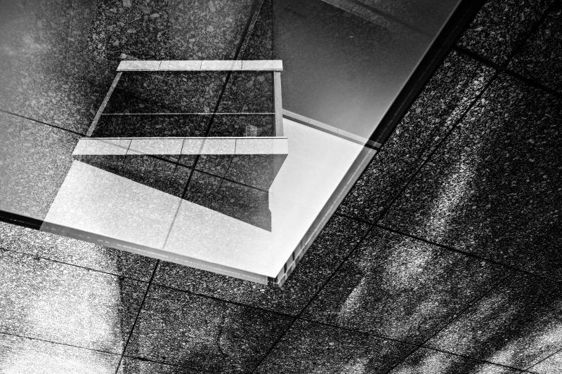 Schwarz Weiß Fotografie 5 Schwarz-Weiß-Architekturfotografie mit Spiegelung und geometrischen Formen