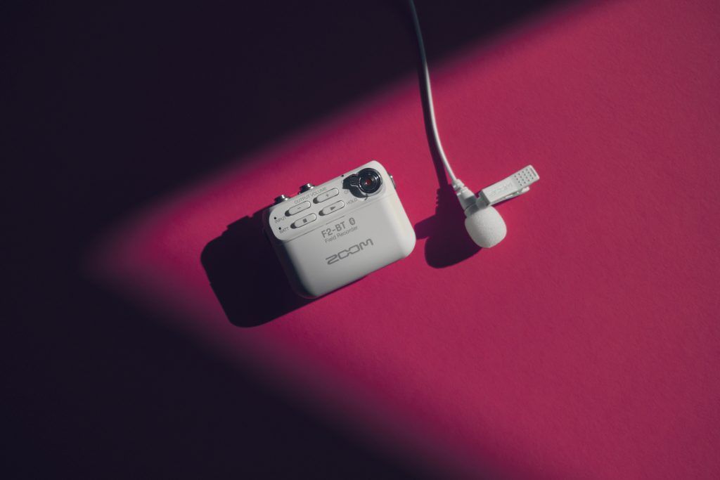 Zoom Audio-Recorder im Studio vor farbigem Hintergrund mit harter, kantiger Lichtführung