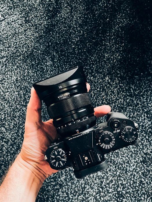 Fujifilm Kamera in der Hand