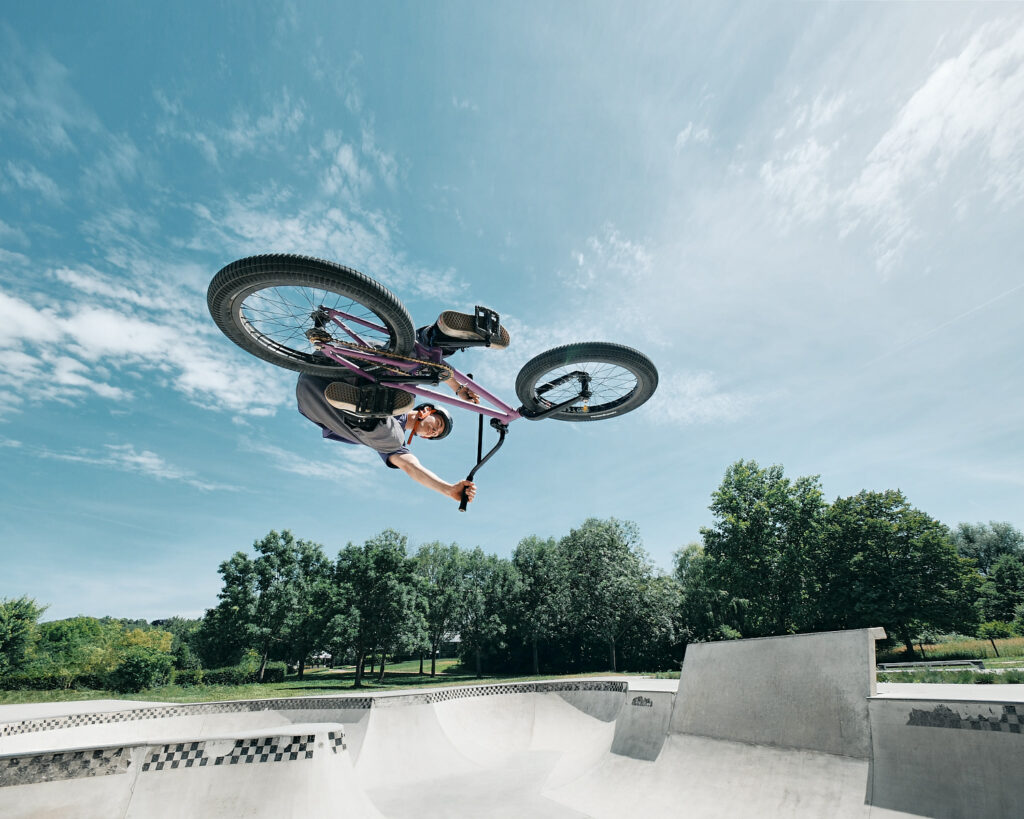 Werbefoto für die Fujifilm X-H2S Kamera, Porträt eines Sportlers in dynamischer Lichtstimmung