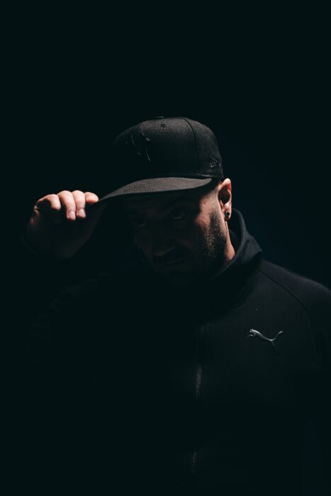 Low-Key-Portrait eines Mannes mit Cap im Studio