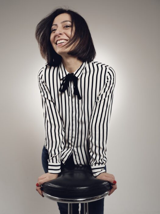 Reduziertes Portrait mit lachen und Fokus auf Persönlichkeit statt Technik