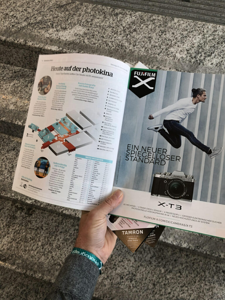 Geöffnete Magazinseite mit einer Fujifilm X-T3 Werbeanzeige.