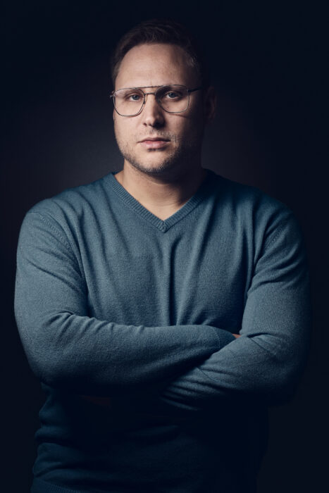 Charakterportrait eines Mannes mit markantem Licht und dunklem Hintergrund