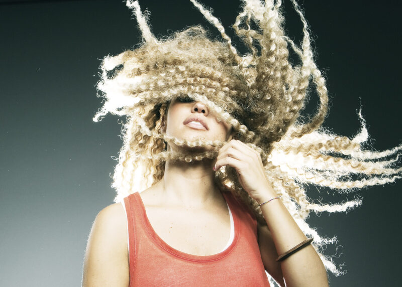 Dynamisches Portrait mit fliegenden Locken – Bewegung im Studio