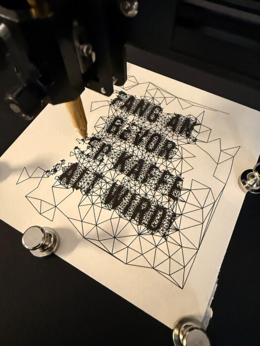 Stiftplotter Workshop in Stuttgart 3 Gerahmte Stiftplotter-Kunstwerke mit handgezeichneten Sprüchen auf dem Tisch
