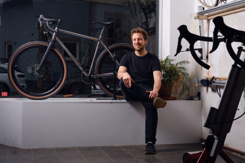 Innenansicht des Velo Passo Ladens in Stuttgart Ost, stimmungsvolle Ausleuchtung der Verkaufsfläche