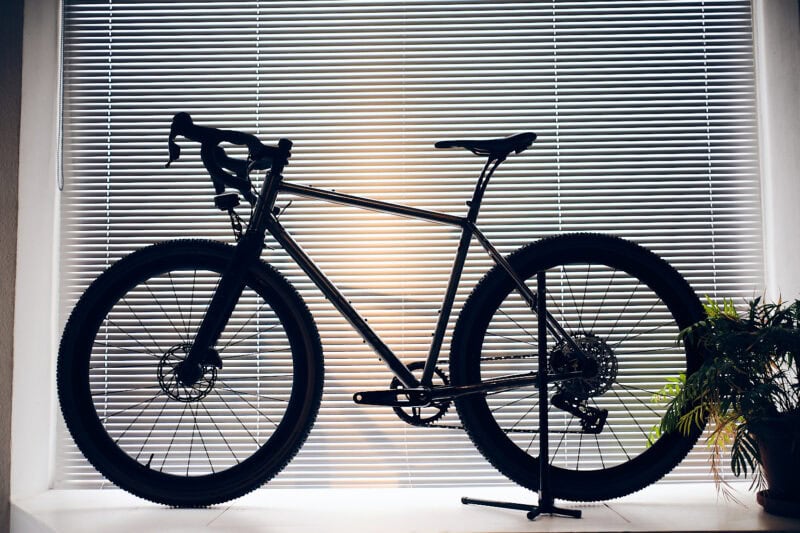 ilhouette eines Gravelbikes im Schaufenster - Fuji X-T5 10-24mm Setup