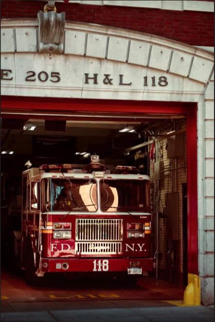 Relight AI hat das Feuerwehrauto in der Garage wunderbar aufgehellt. 